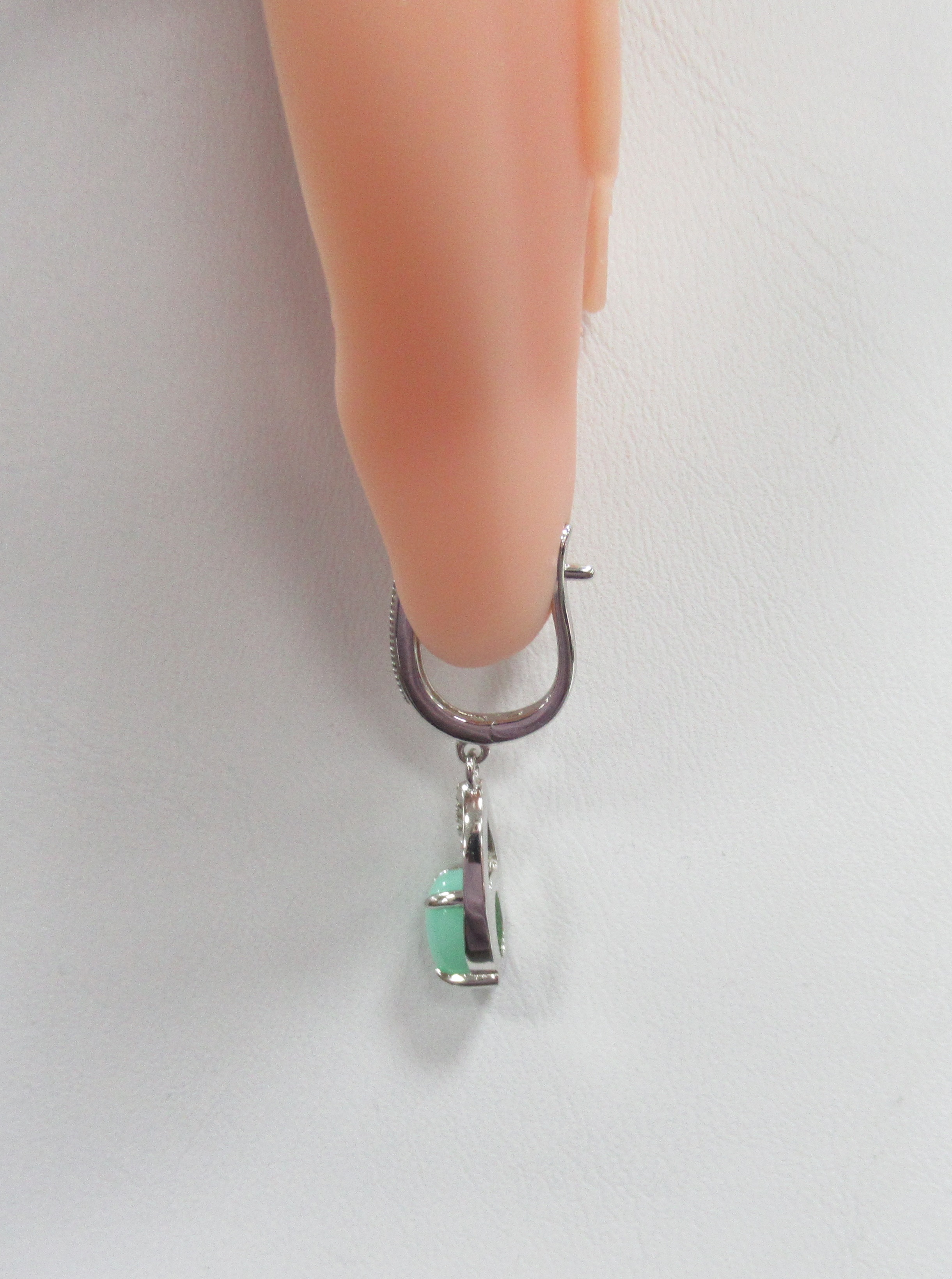 Серебряные серьги с зелеными халцедонами